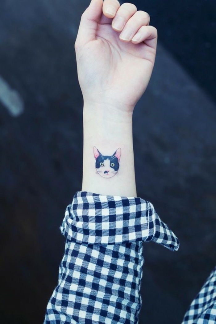 Iată o altă idee pentru o pisică tatuată pe o încheietură pe care femeile ar putea să o iubească - o mână cu o cămașă plată