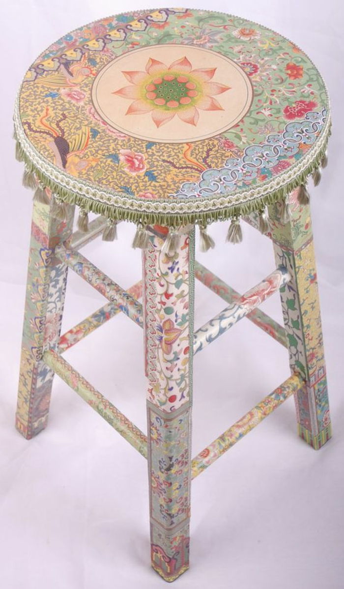 en liten färgstark stol - täckt med färgglada servetter med blommor