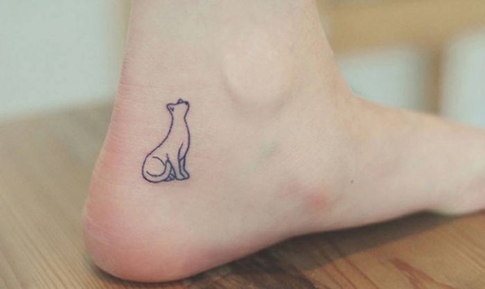 aici este o idee pentru un tatuaj de pisica neagra - un picior. un călcâiu, o pisică mică