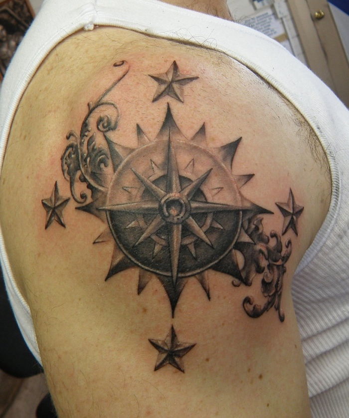 tatuaż kompasu na ramieniu z czterema gwiazdkami - tatuaż kompasowy dla mężczyzny