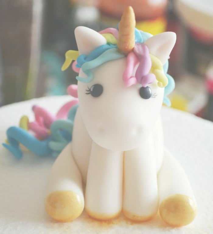 küçük ve lezzetli bir unicorn kek