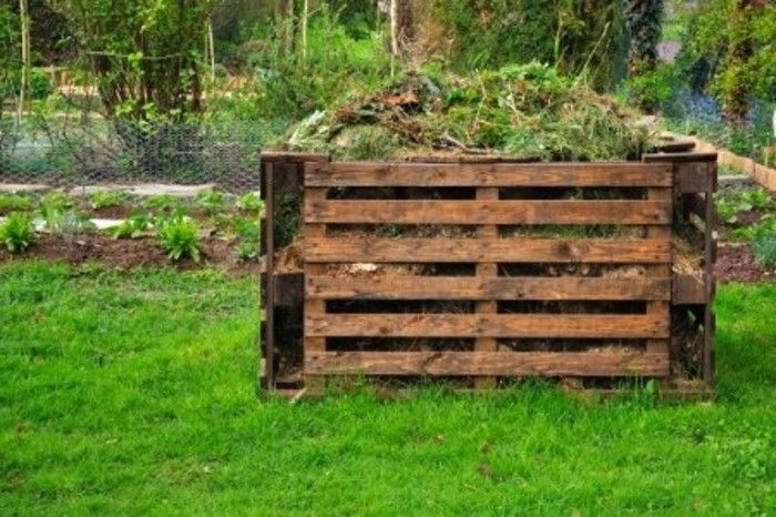 hier is een leuke kleine houten composter - idee voor ethema tuinontwerp