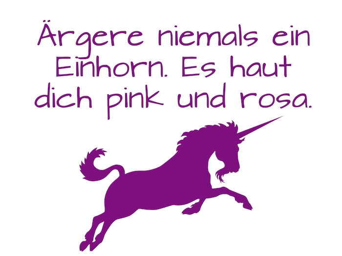 enhörning av unicorn och enhörning - en vild lila unicorn som hoppar med ett långt lila horn och en tät lila mane