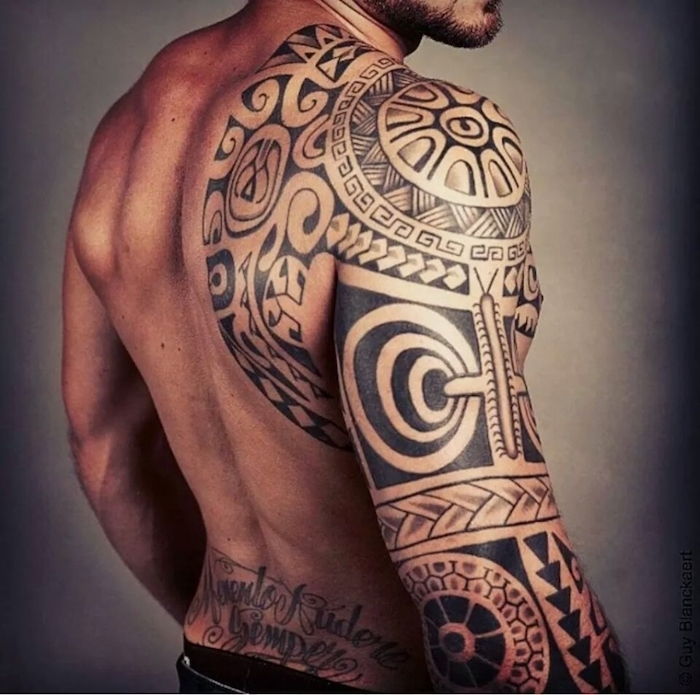 Mladenič z roko, ki ima črno tattoo velikost z motivom za tatoo Maori