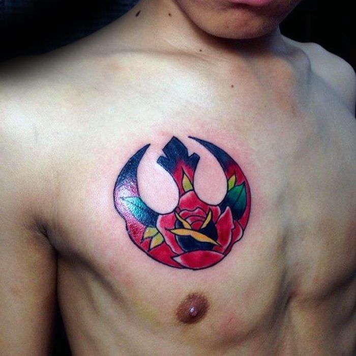 un bărbat cu războaie de stele tatuaje colorate - o siglă de război cu stele în culori, cu un trandafir roșu mare