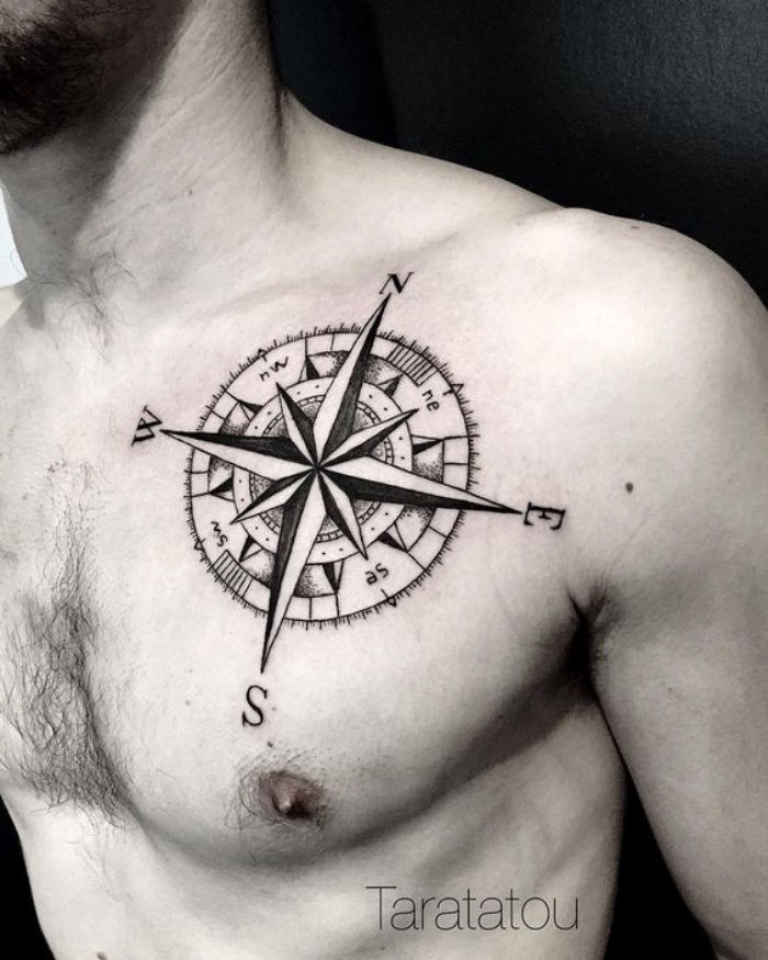 Tutaj znajdziesz pomysł na bardzo ładny, duży, czarny, nowoczesny tatuaż z czarnym kompasem - pomysł na tatuaż kompasu dla mężczyzny