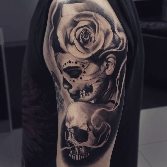 schedel tatoeage met een witte schedel, een grote rode roos en een jonge overleden vrouw - la catrina tattoo