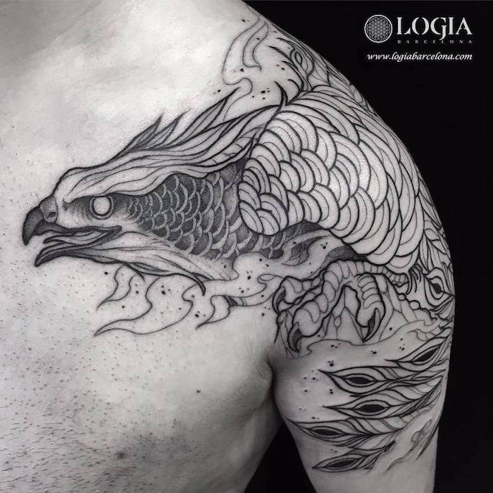 vyras su dideliu tatuiruote su plaukiojančiu didžiuoju fēniksu su baltomis ir juodomis plunksnomis ir baltais akimis - phoenix tatuiruotė reiškia