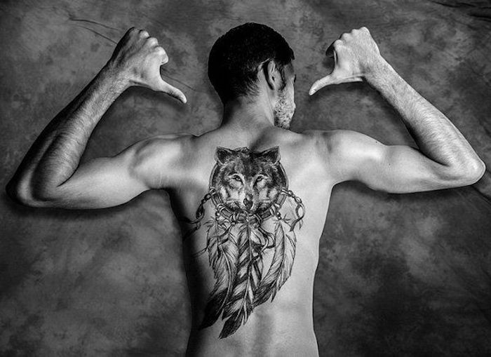 Her viser vi deg en av de beste ideene for en tatovering med en ulv og en svart drømfanger på ryggen