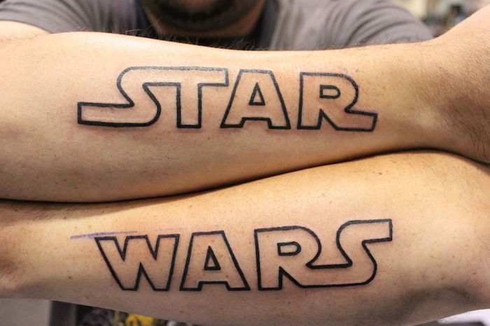 un logo de război stele - un bărbat și cele două mâini cu două tatuaje de război cu stele mari