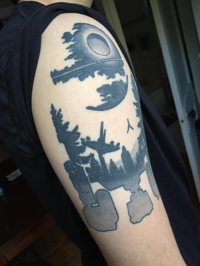 o mână cu războaie de tatuaje mari - un robot alb - o pădure cu copaci negri - darth vader și o navă neagră neagră