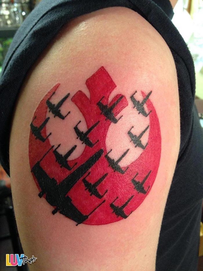 O stea de mână cu un tatuaj în stea, cu un logo de război cu stele roșii și multe nave spațiale mici și mari