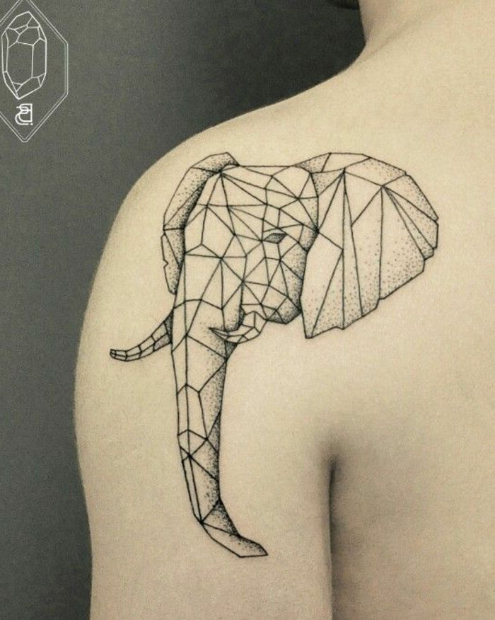 Qui vi mostriamo un'idea per il tema del tatuaggio origami: un tatuaggio con un elefante origami sulla scapola