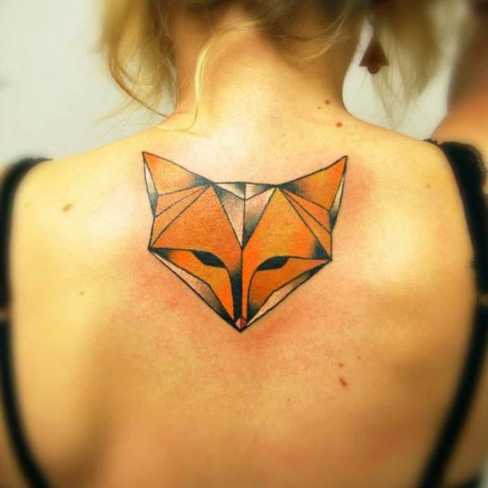 idea per un tatuaggio origami per le donne: un tatuaggio sulla nuca e una volpe arancione origami