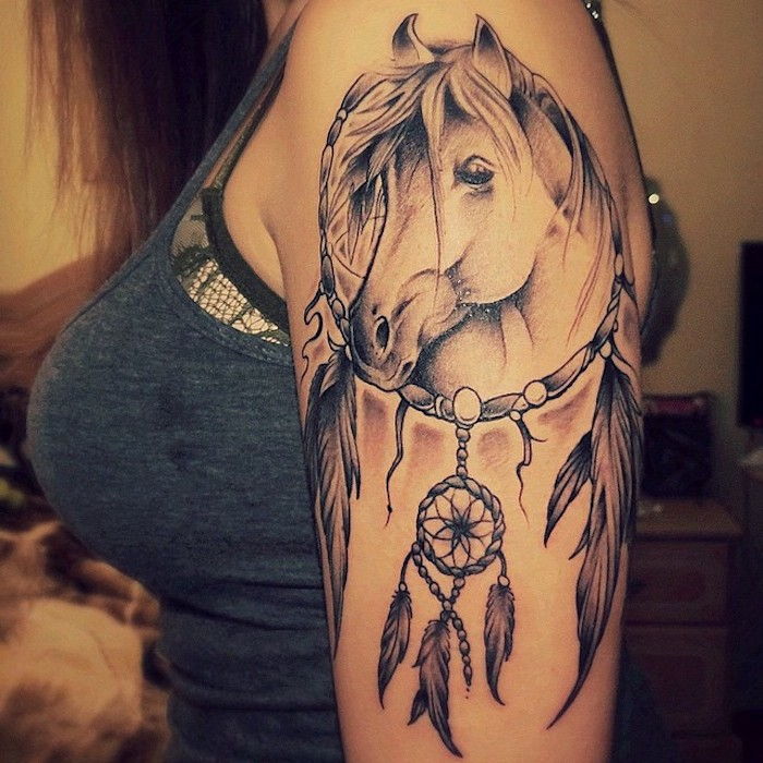 kaste dem en titt på disse ideer for tatovering for en kvinne på skulderen - en tatovering med en hest og en drøm catcher fjær med langt