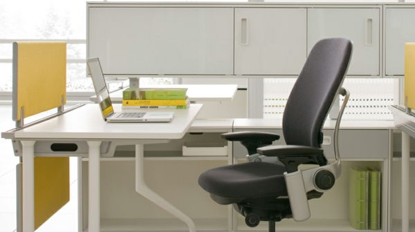 a-nice-designet kontor-med-komfortabel stol