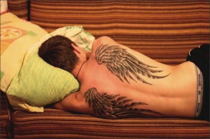hier is een idee voor tatoeage voor mannen - zwarte lengte engelenvleugels met zwarte veren