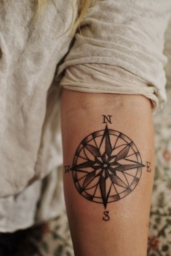 Ženska s črno tetovažo s črnim kompasom - ideja za tatoo na roki