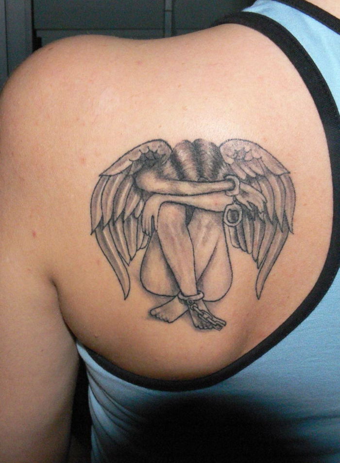 ideja za odlično tetovažno ramo - tukaj je tetovažo z majhnim, jokom, žalostnim angelom