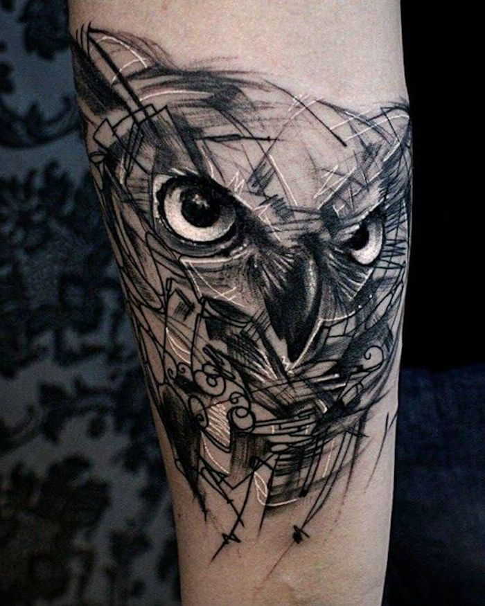 acum o idee pentru o bufnita de tatuaj - aici este un uhu cu ochi mari negri - idee pentru un tatuaj pe mana