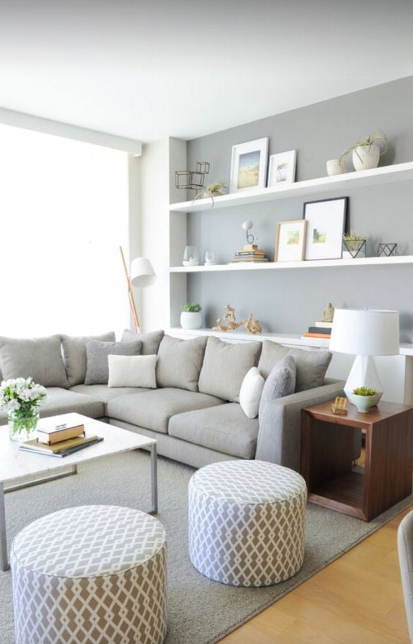 en-veldig-koselig-stue-med-lys-grå-sofa
