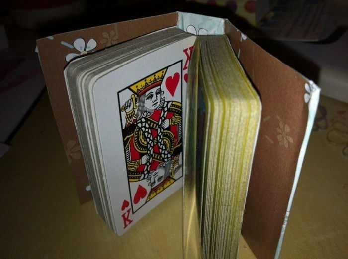 a-self-made mini-book-z karty do gry