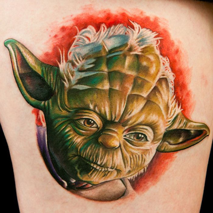 un tatuaj de război cu staruri mari, cu ființe de război cu stele verzi - jedi joda cu urechi mari și ochi verzi