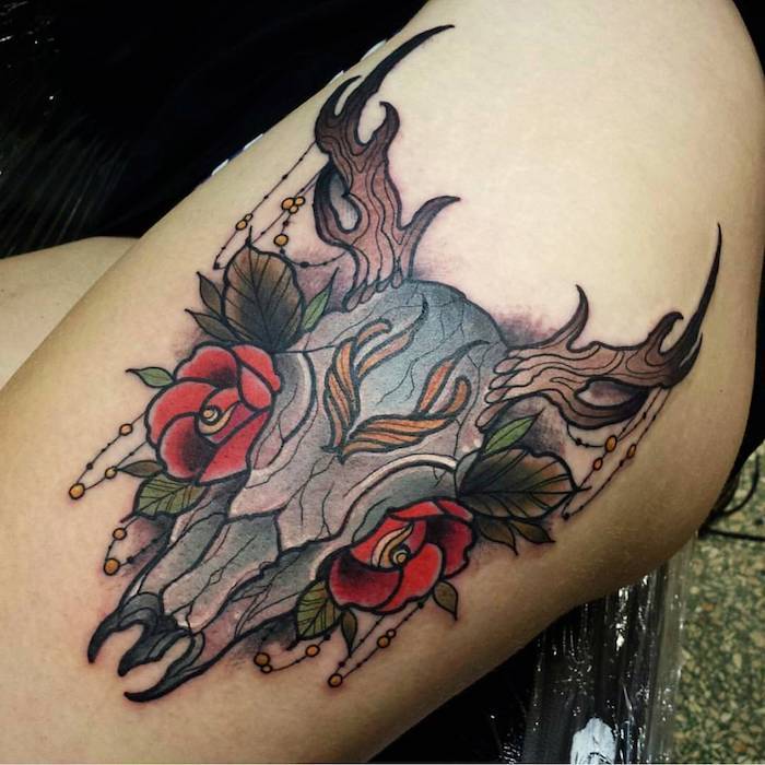 un tatuaj cu un craniu al unui animal cu coarne maro și cu două trandafiri roșii - craniu cu tatuaj de trandafiri