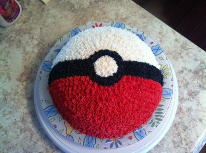 ideia para uma torta - uma placa com uma torta de pokemon que se parece com uma pokebola vermelha