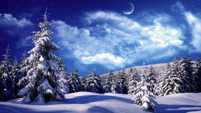 romantická zimná scéna s modrou oblohou s množstvom bielych oblakov a hviezd a veľkým bielym polmesiacom