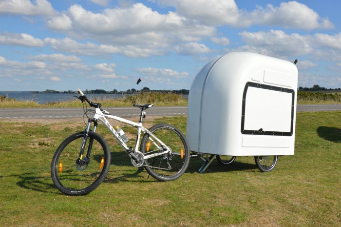 uma caravana de bicicleta branca como um trailer para a moto