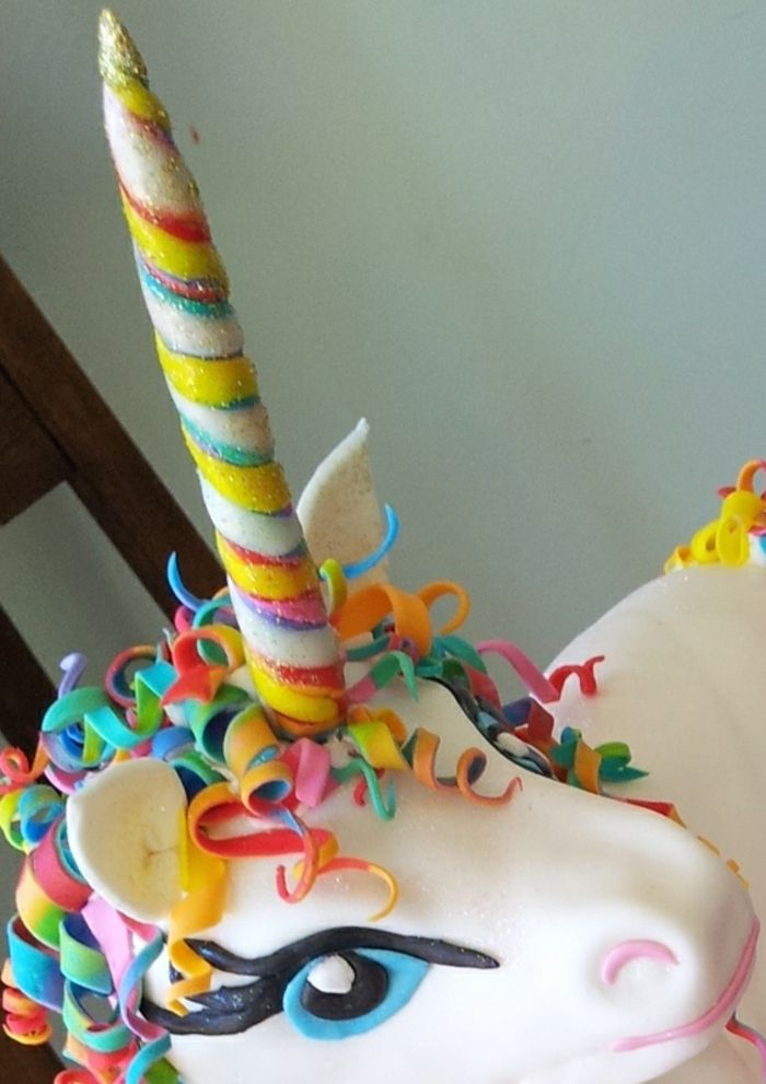 um unicórnio branco com um chifre de arco-íris colorido - idéia para uma torta de unicórnio