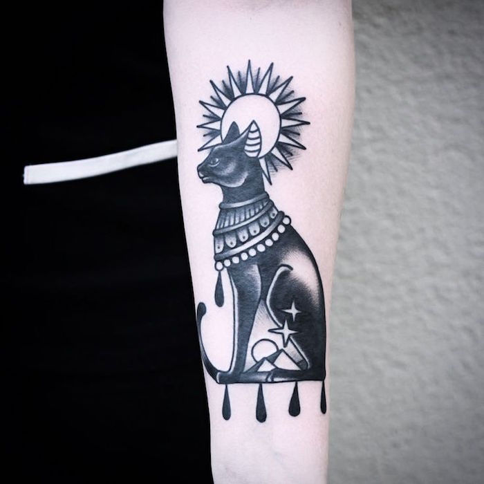 aruncați o privire la această idee pentru un tatuaj de pisică - aici este o pisică egipteană cu coliere. soarele și două stele mici