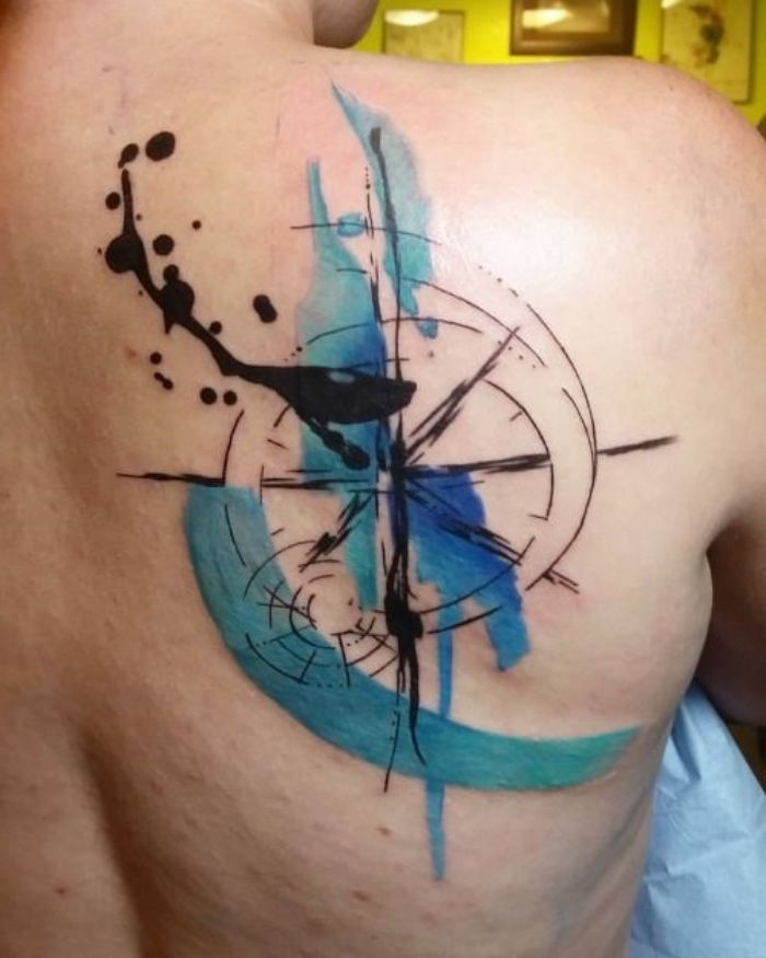 Navdihna ideja za kompas tatoo z modrimi barvami na scapuli