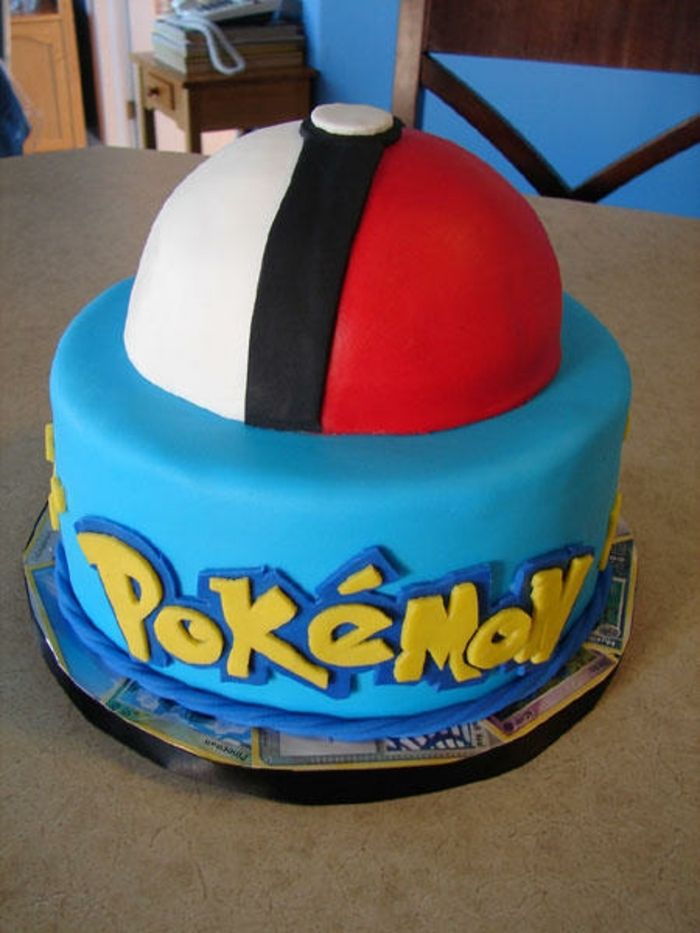 bolo de aniversário de pokemon - idéia para uma torta de pokemon azul com uma pokeball vermelha