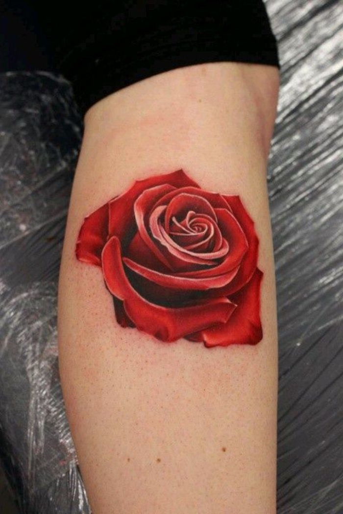 een grote rode roos - nog een van onze ideeën voor een tatoeage bij de hand