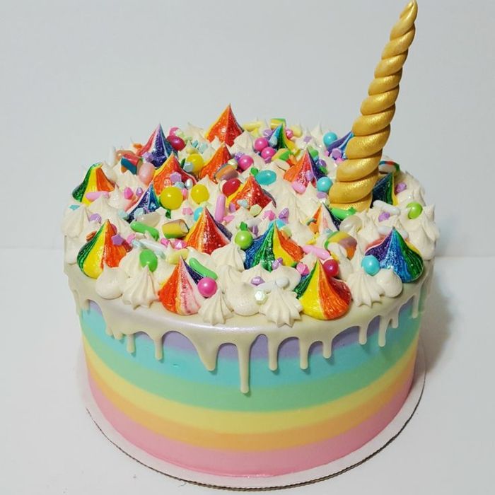 uma torta de unicórnio colorida em arco-íris