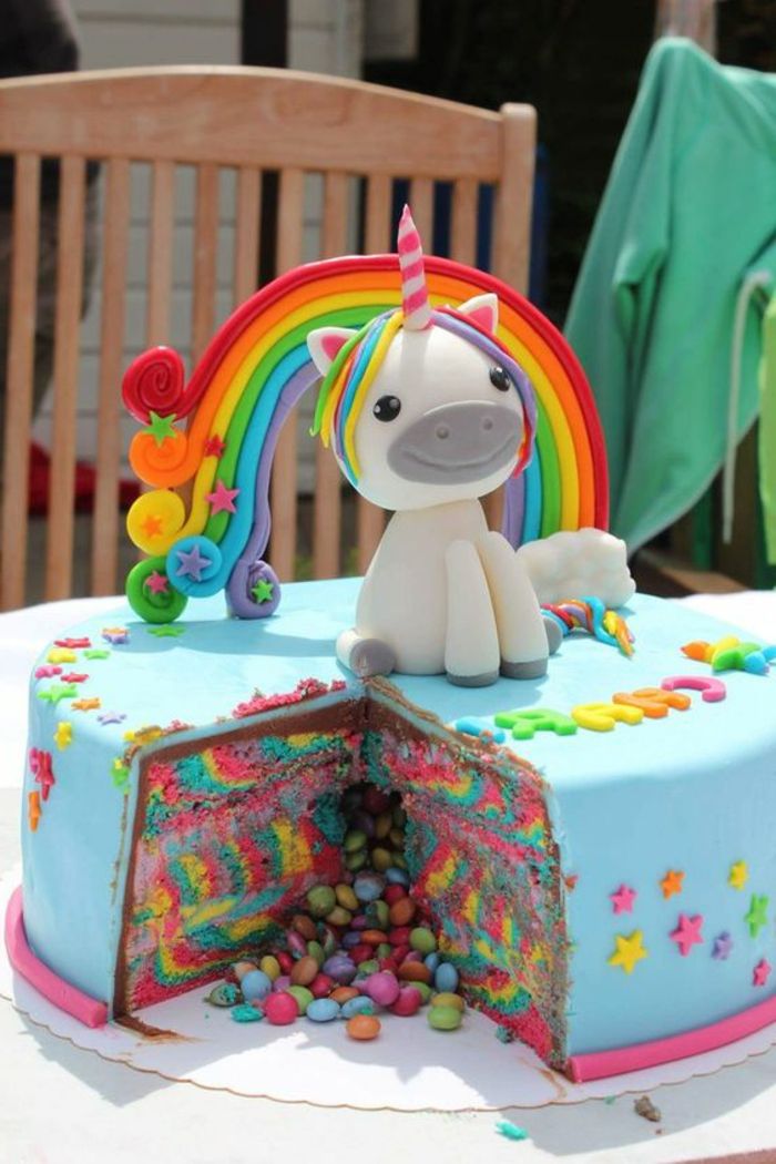 uma torta de unicórnio - pequeno unicórnio branco e arco-íris