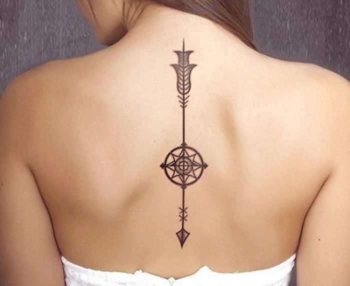 Tukaj je lepa mlada ženska s črnim tattoo kompasom na vratu - s črnim kompasom