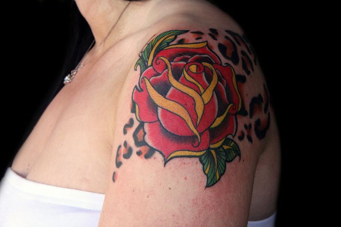 idee voor een tatoeage voor vrouwen - rozen tattoo sjabloon - een idee voor de dames