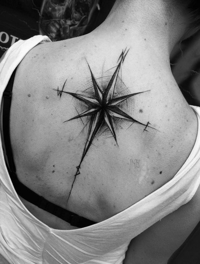 Tu vam pokažemo idejo za tetovažo s črnim kompasom - idejo za odlično tetovažo