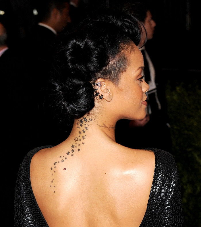 tetovanie s množstvom malých a veľkých bielych a čiernych hviezd - mladá žena a čierne vlasy