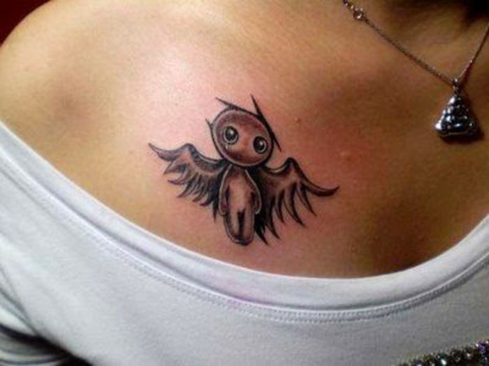 idee voor een kleine mini zwarte engel tattoo voor vrouwen - hier is een kleine engel tattoo