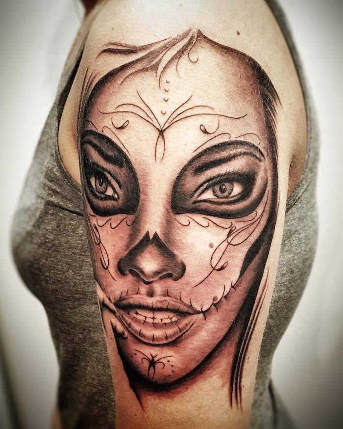 jonge vrouw met een zwarte tatoeage la catrina met een overleden jonge vrouw met een zwarte neus en spinnenweb