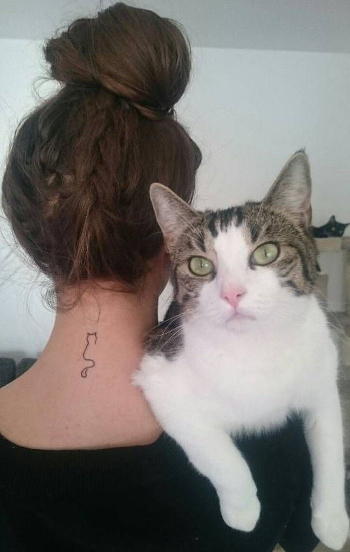 o alta idee pentru tatuaj pisica - Aici este o pisica frumos alb cu ochi mari și un nas roz grßnen mic și o femeie cu tatuaj pe gât pisica