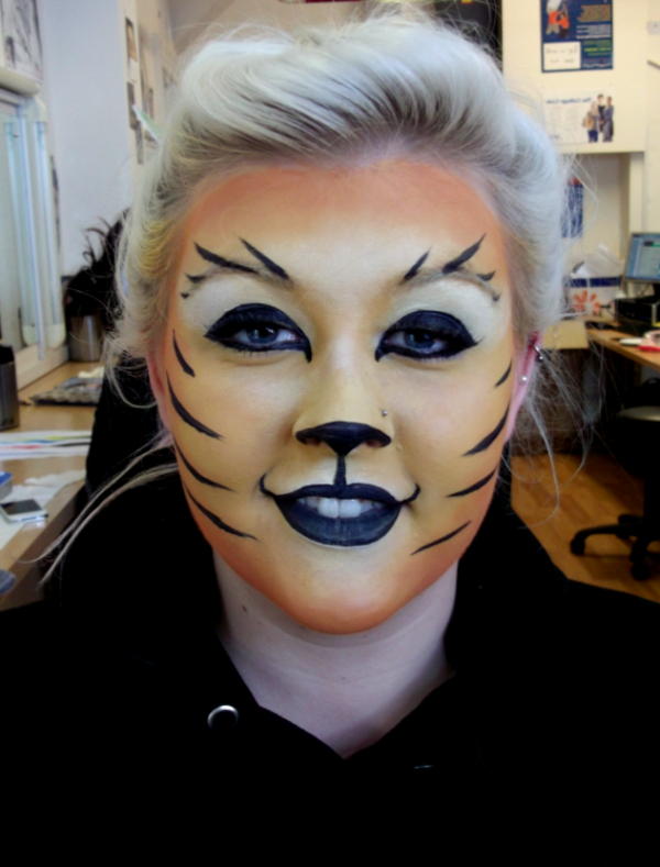 A-moteris-su-tigras-make-up
