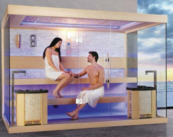 en-kvinne-og-en-mann-i-en-sauna-med-glass front
