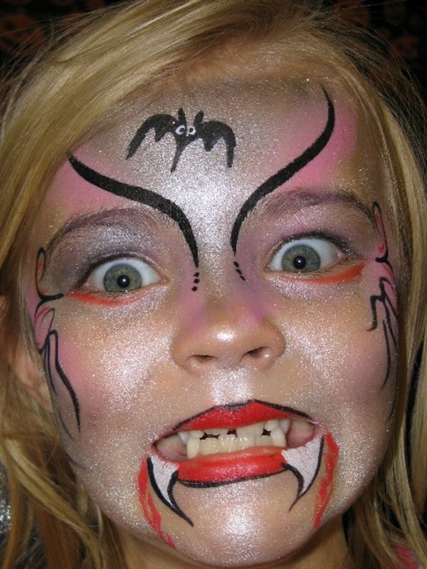 uma mulher-vampiro-make-up, o rosto brilha