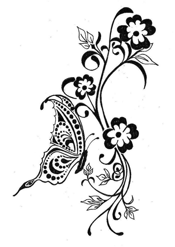 Pozrite sa na túto myšlienku čierneho tetovania s čiernymi a bielymi kvetmi a čiernym liatinovým motýľom