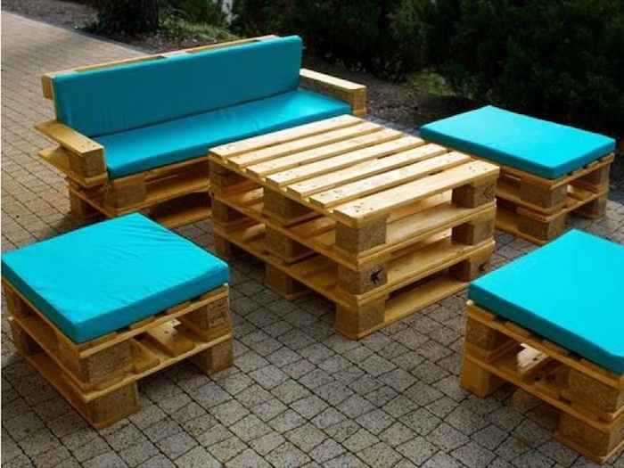 Burada palet mobilya terasının konusundaki en iyi fikirlerden birini bulacaksınız - masa ve güzel mavi yastıkları olan kanepe